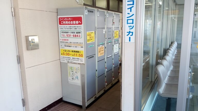 福島駅東口構内:改札付近の待合室横のコインロッカー画像