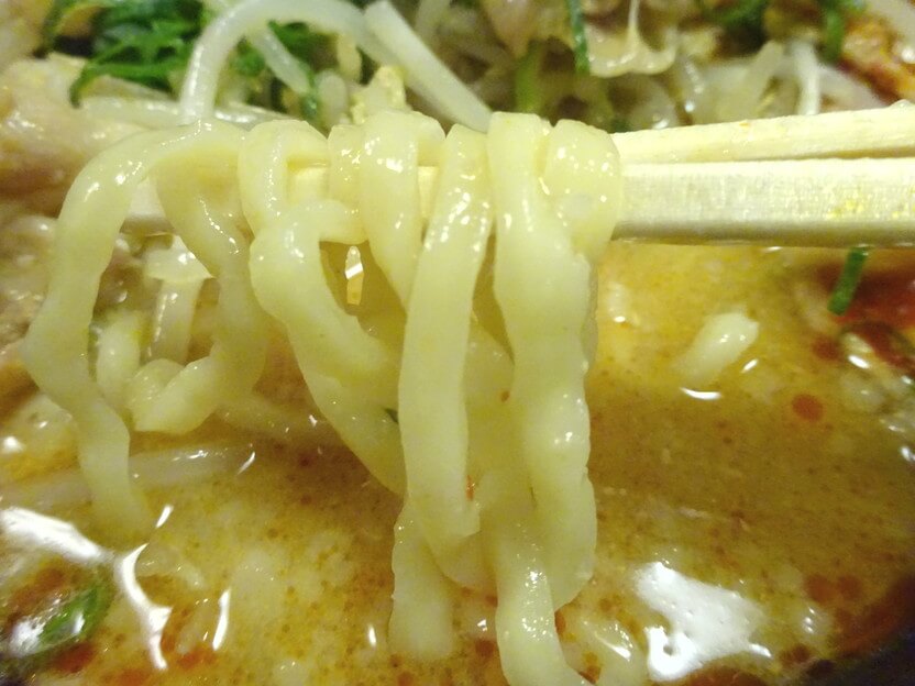 麺処若武者濃厚豚骨魚介辛肉味噌ラーメン麺画像
