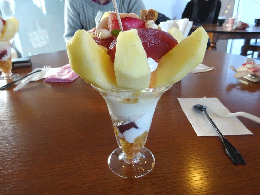 まるせい蜜入りサンふじパフェ全体画像