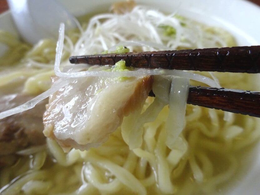 活力再生麺屋あじ庵食堂山葵潮そば麺チャーシュー山葵乗せ画像